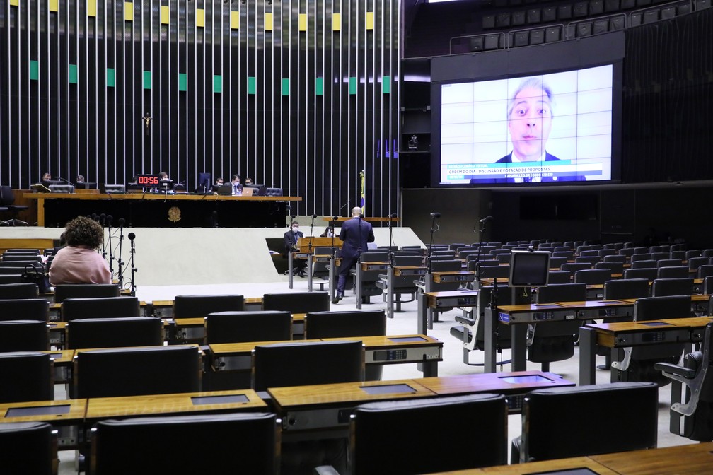 Em dois meses de sessão online durante a pandemia, apenas 13 deputados participam de todas as votações nominais da Câmara